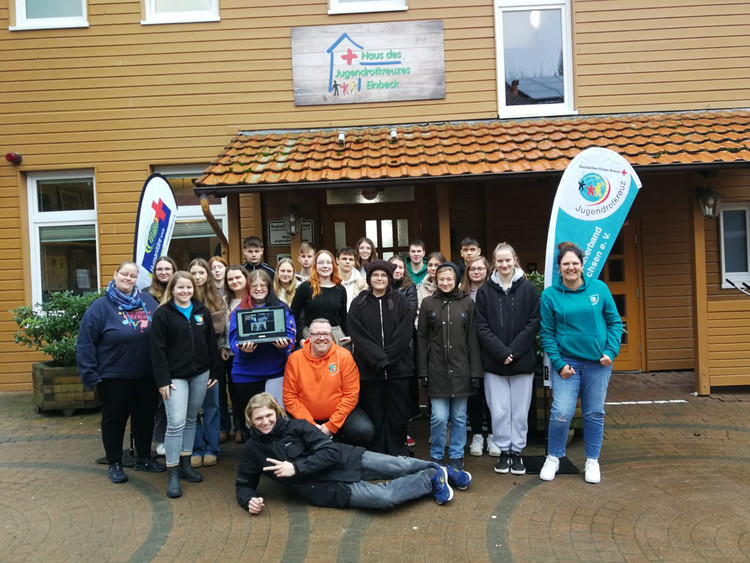 Schülerinnen und Schüler eines Scout-Seminars posieren für ein Gruppenfoto.