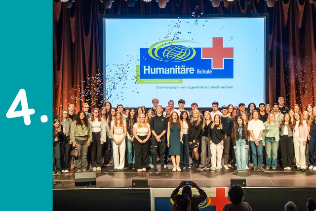 Schülerinnen und Schüler posieren für ein Gruppenfoto auf der Zertifizierungsfeier der Kampagne.