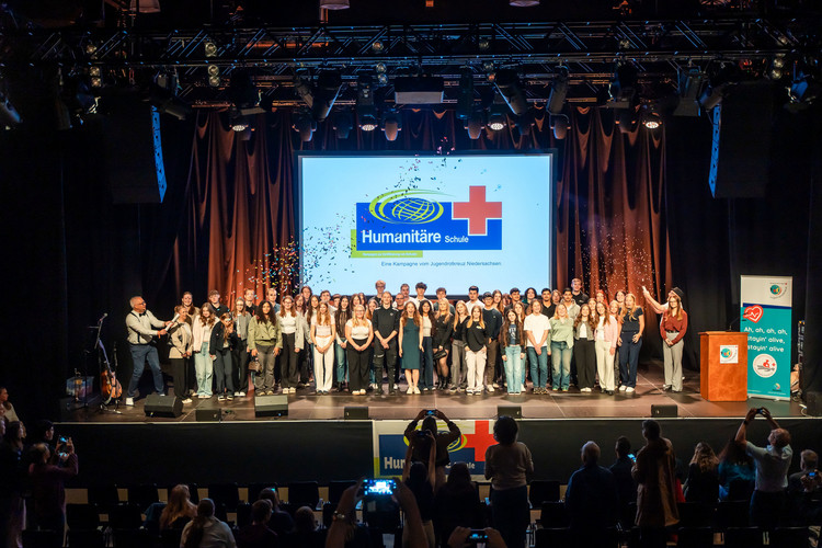 Schülerinnen und Schüler posieren auf der Zertifizierungsfeier der Kampagne Humanitäre Schule für ein Gruppenfoto.